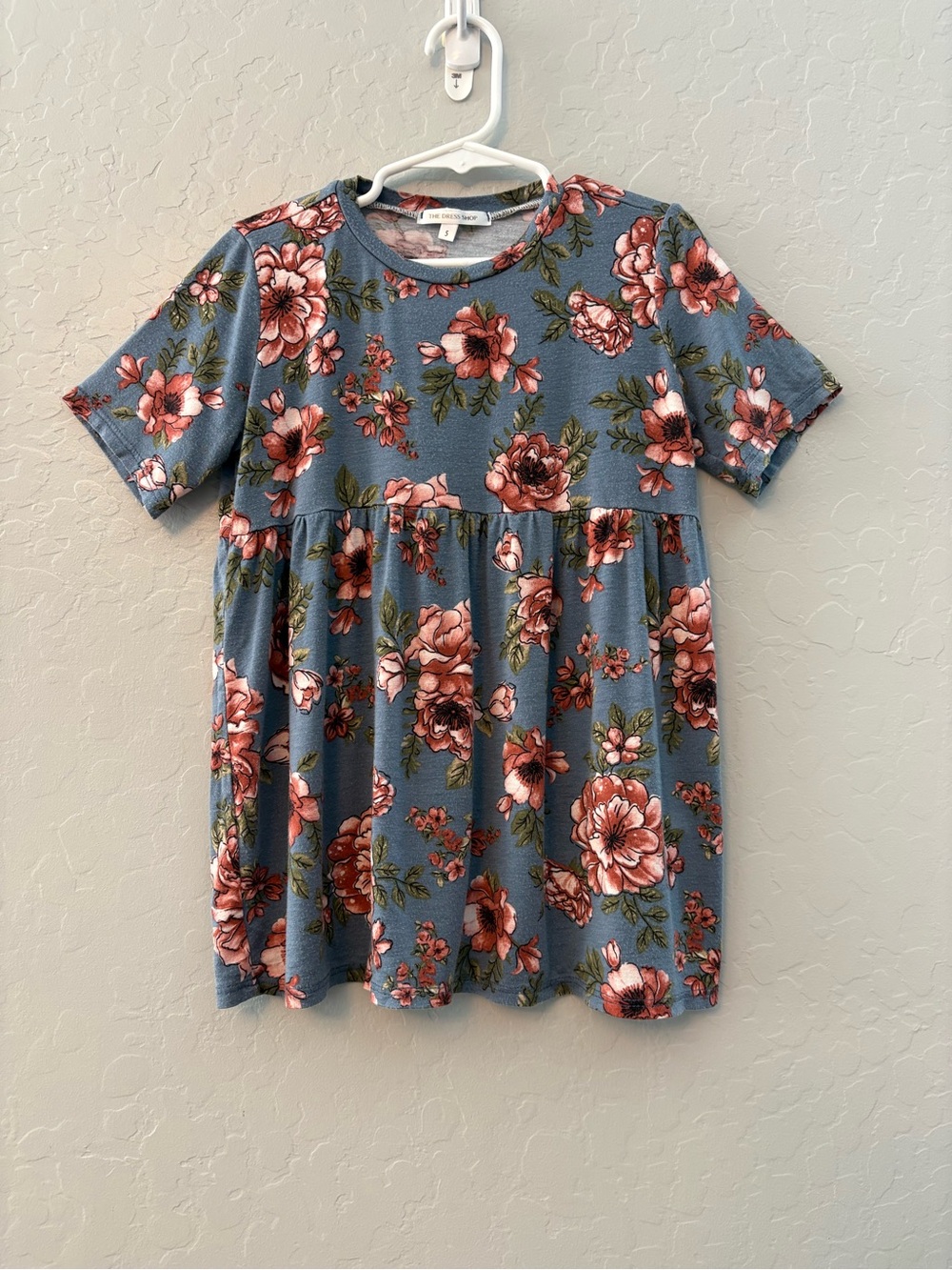 The dress shop grayish blue and pink floral rayon short sleeve top size 5